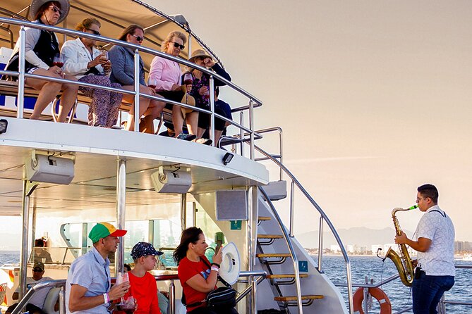 2 Hours Catamaran Sunset Tour - An open bar, saxophone, and an easygoing mood