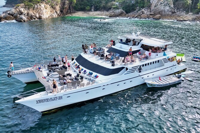 Mega Yacht Limousine of the Sea 1: Puerto Vallarta - Meeting points and booking details to settle early