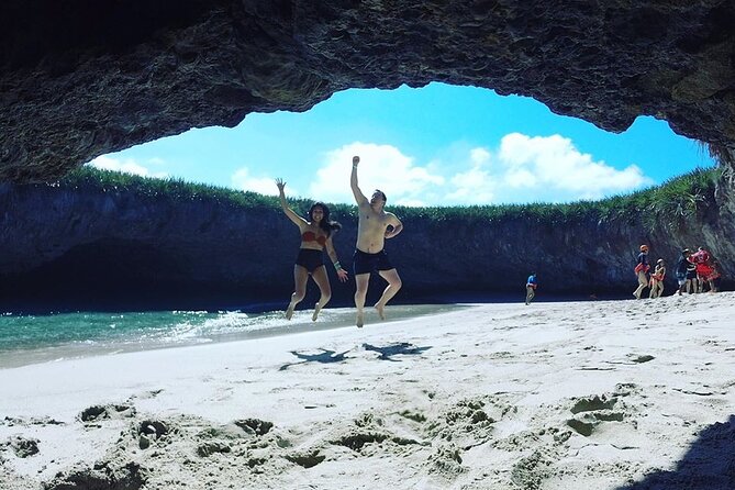 Private Tour Hidden Beach - Photographing the stone bridge from the water