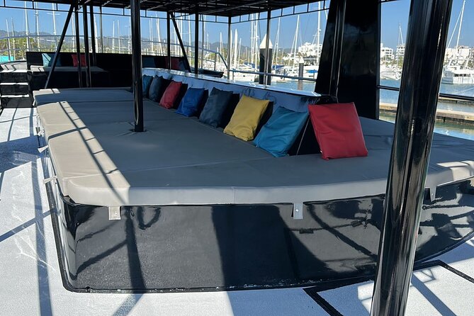Private Yacht Charter ChicaFUN 2 Waterslides All Inclusive - An all-inclusive setup with a real open bar