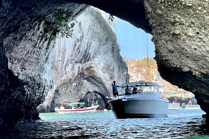 Private Yacht, Sightseeing, Snorkeling and Private beaches - Sailing past Las Gemelas, Punta Negra, and the Bungee