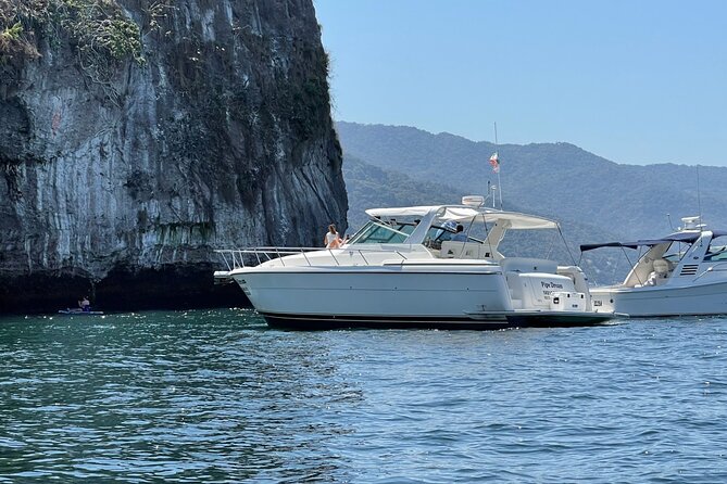 Private Yacht, Sightseeing, Snorkeling and Private beaches - Los Arcos de Mismaloya and the snorkeling stop