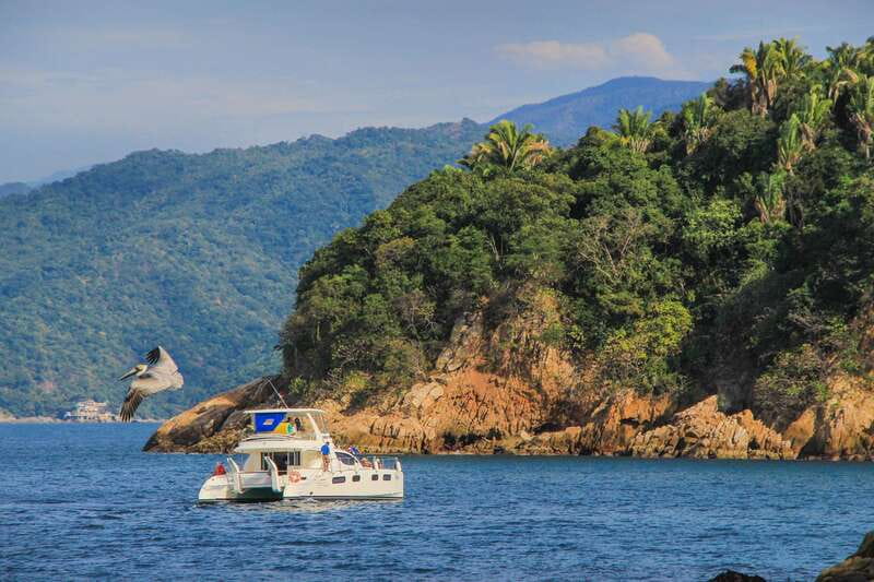 Puerto Vallarta: Luxury Yacht Tour with Lunch and Open Bar - Setting out across the Bay of Banderas