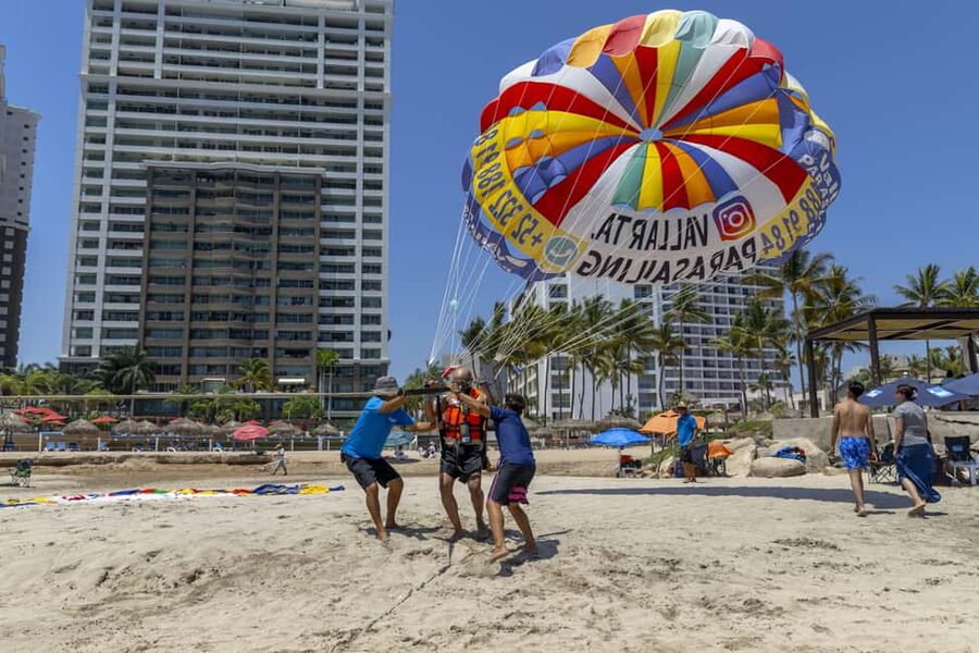 Puerto Vallarta: Parasailing Adventure - Finding Vallarta Parasailing at Playa del Holi