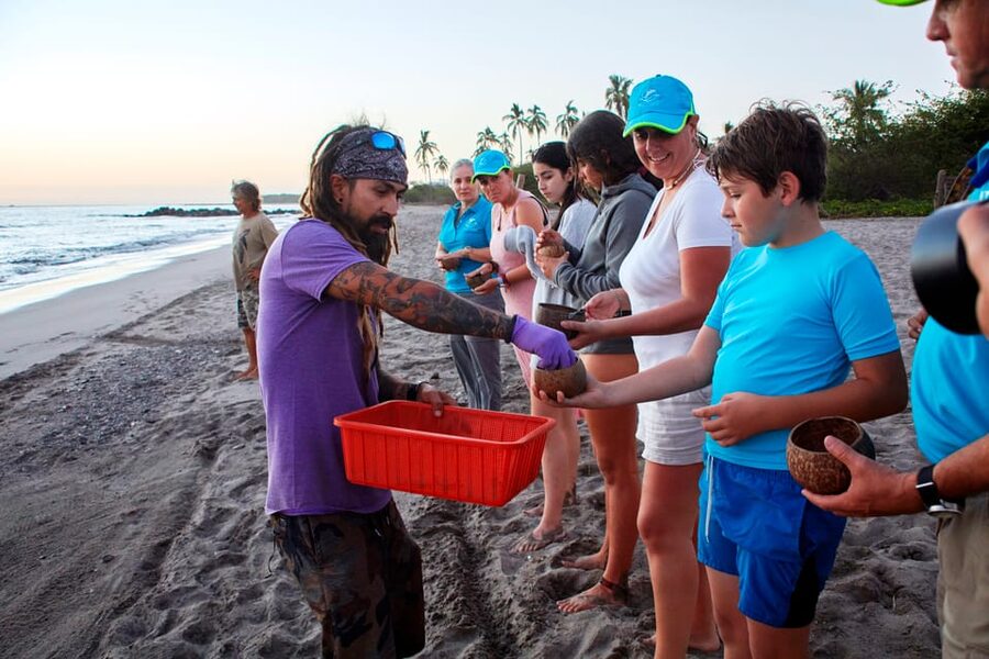Puerto Vallarta: Sea turtle release at Sunset - Walking to the release beach